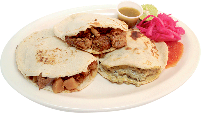 Plato de tres gorditas rellenas, servidas con salsa, limón y cebolla morada