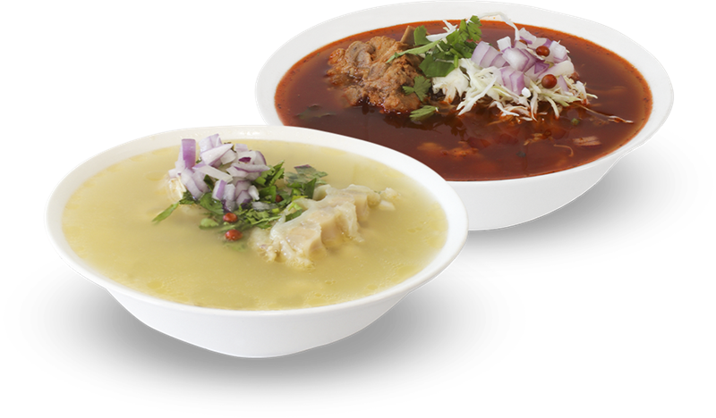 Un plato de menudo y un plato de pozole, con cebolla morada, cilantro y chile